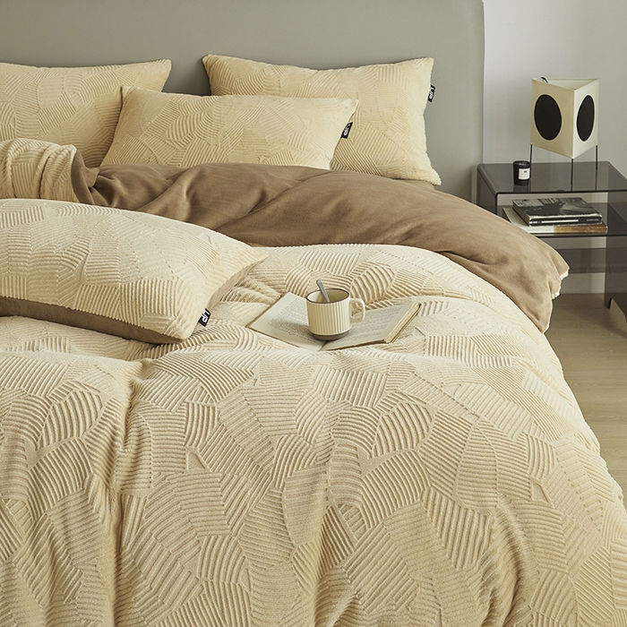 91家纺网 家纺一手货源 找家纺 千朵森 2024新款全消光烂花牛奶绒四件套-梵静系列 风格二 梵静-奶茶咖