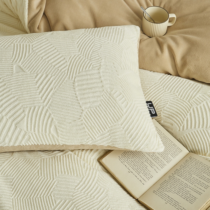 91家纺网 家纺一手货源 找家纺 千朵森 2024新款全消光烂花牛奶绒四件套-梵静系列 风格二 梵静-奶白杏