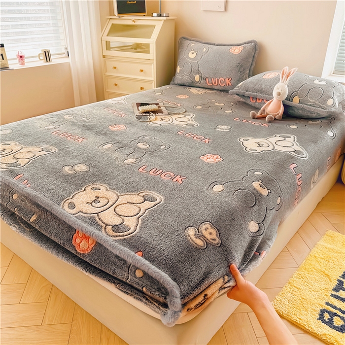 91家纺网 家纺一手货源 找家纺 喜居 喜居 2024新款雪花绒床笠印花牛奶绒床笠三件套单床笠 幸运小熊