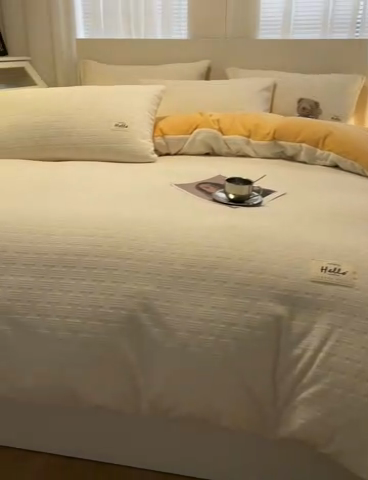 91家纺网 家纺一手货源 找家纺 857家居 2024新款雕花绒四件套-云朵系列 云朵黄