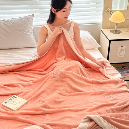 91家纺网 家纺一手货源 找家纺 （总）慕尚 2025新款简约双面牛奶绒刺绣多功能盖毯-郁金香