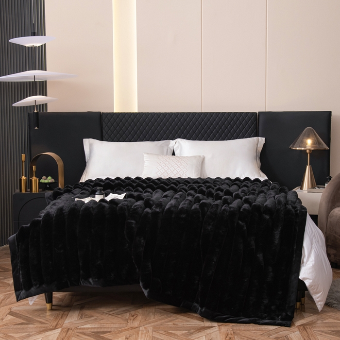 91家纺网 家纺一手货源 找家纺 2025新款兔毛绒大抽条复合毛毯柔软亲肤加厚保暖秋冬必备居家盖毯/沙发装饰多用款 黑色