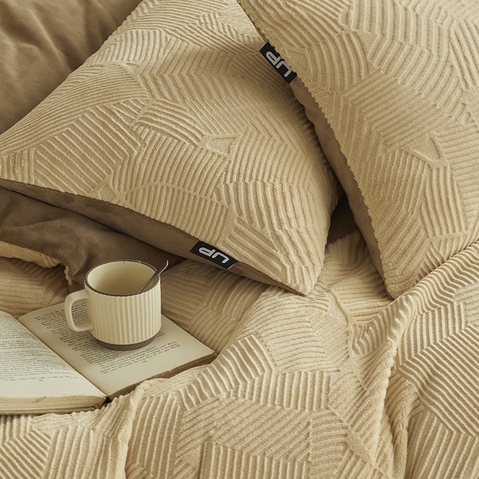 91家纺网 家纺一手货源 找家纺 千朵森 2024新款全消光烂花牛奶绒四件套-梵静系列 风格二 梵静-奶茶咖