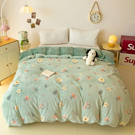 91家纺网 家纺一手货源 找家纺 大柏树 2025新款A类高克重亲肤舒适牛奶绒印花四件套-单被套可定制 春意浓-绿