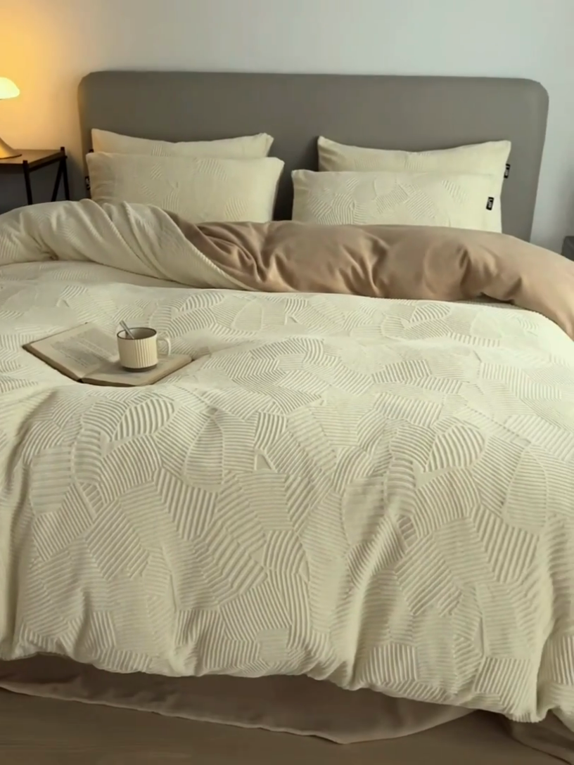 91家纺网 家纺一手货源 找家纺 千朵森 2024新款全消光烂花牛奶绒四件套-梵静系列 风格二 梵静-奶白杏