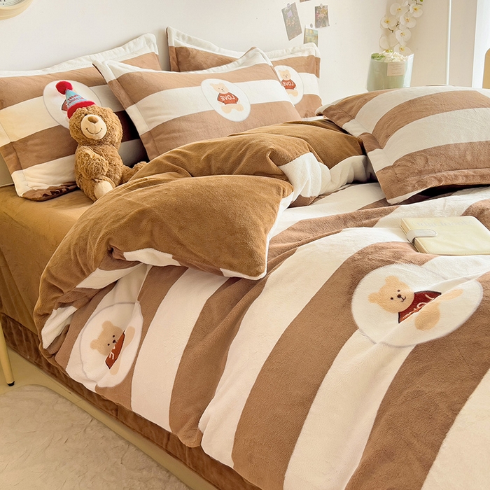 91家纺网 家纺一手货源 找家纺 大柏树 2025新款A类高克重亲肤舒适牛奶绒印花四件套-四件套可定制 布琪小熊-咖