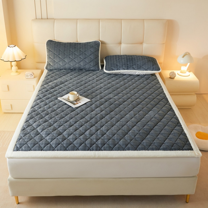 91家纺网 家纺一手货源 找家纺 鑫钰 2024新款宝宝绒牛奶绒烂花大豆夹棉床褥床护垫-菱形格 菱形格-深灰