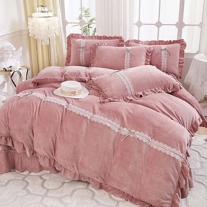 91家纺网 家纺一手货源 找家纺 卡迪亚家纺 2024新款牛奶绒床盖款公主风四件套-依琳系列 依琳-西柚红