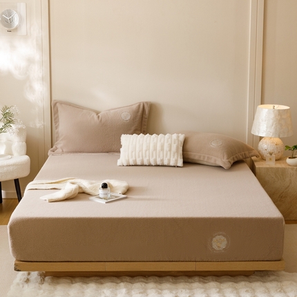 91家纺网 家纺一手货源 找家纺 金奇达 2024秋冬新品保暖加厚绒类多莉羊绒床笠三件套-【多莉羊绒】 桂皮棕