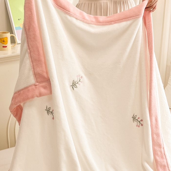 91家纺网 家纺一手货源 找家纺 慕尚 2025新款简约双面牛奶绒刺绣多功能盖毯-郁金香 可爱花-白粉