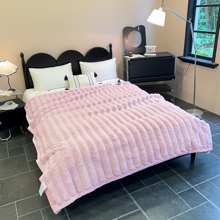 91家纺网 家纺一手货源 找家纺 2025新款兔毛绒大抽条复合毛毯柔软亲肤加厚保暖秋冬必备居家盖毯/沙发装饰多用款 粉色