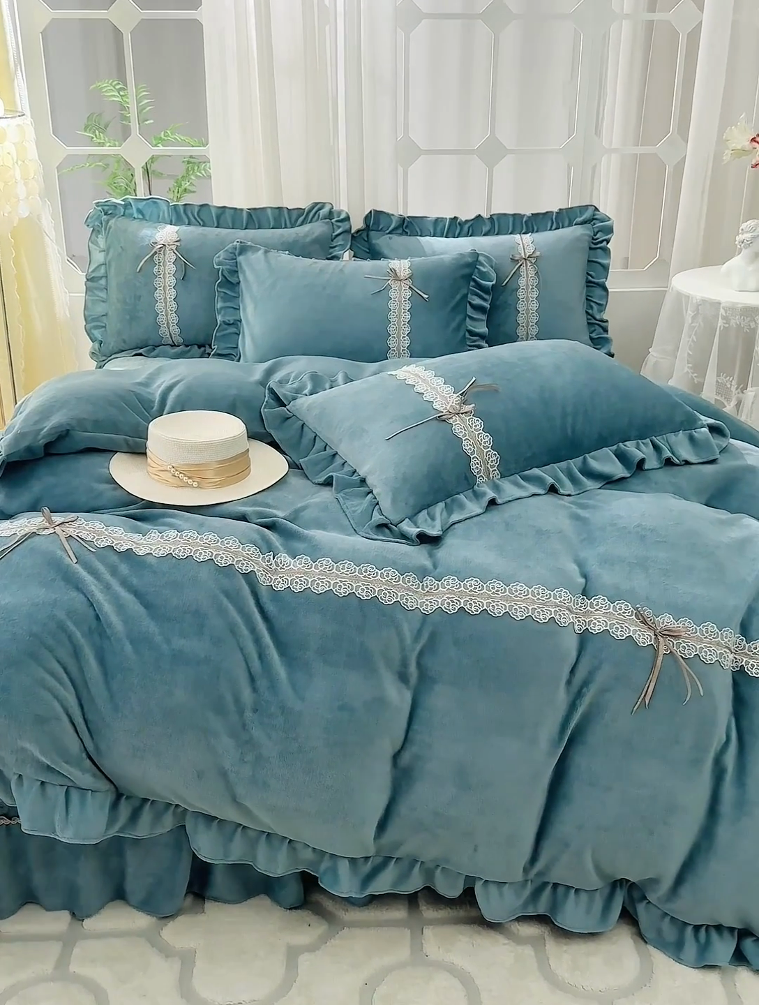 91家纺网 家纺一手货源 找家纺 卡迪亚家纺 2024新款牛奶绒床盖款公主风四件套-依琳系列 依琳-活力蓝