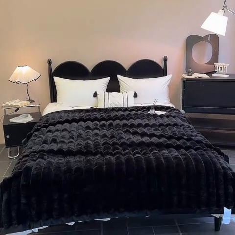 91家纺网 家纺一手货源 找家纺 2025新款兔毛绒大抽条复合毛毯柔软亲肤加厚保暖秋冬必备居家盖毯/沙发装饰多用款 黑色