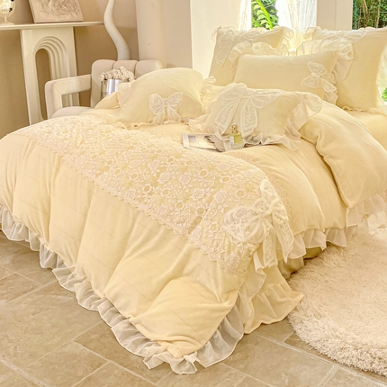 91家纺网 家纺一手货源 找家纺 2025新款立体蝴蝶结公主风牛奶绒蕾丝花边四件套-艾拉系列 艾拉-米黄