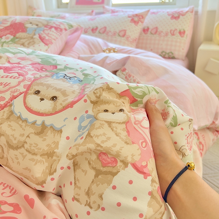 91家纺网 家纺一手货源 找家纺 拾物记 2024新款A类12868全棉喷气印花四件套 小熊草莓派