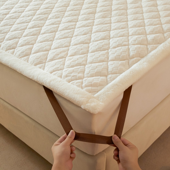 91家纺网 家纺一手货源 找家纺 鑫钰 2024新款宝宝绒牛奶绒烂花大豆夹棉床褥床护垫-菱形格 菱形格-雅白