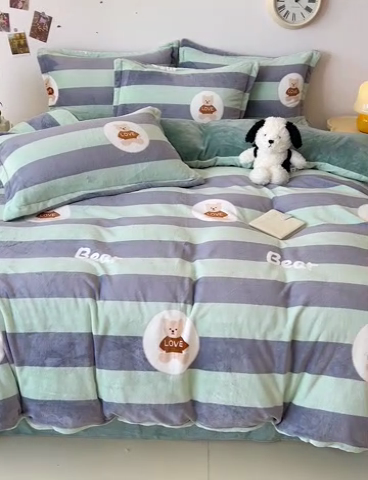 91家纺网 家纺一手货源 找家纺 大柏树 2025新款A类高克重亲肤舒适牛奶绒印花四件套-四件套可定制 布琪小熊-绿