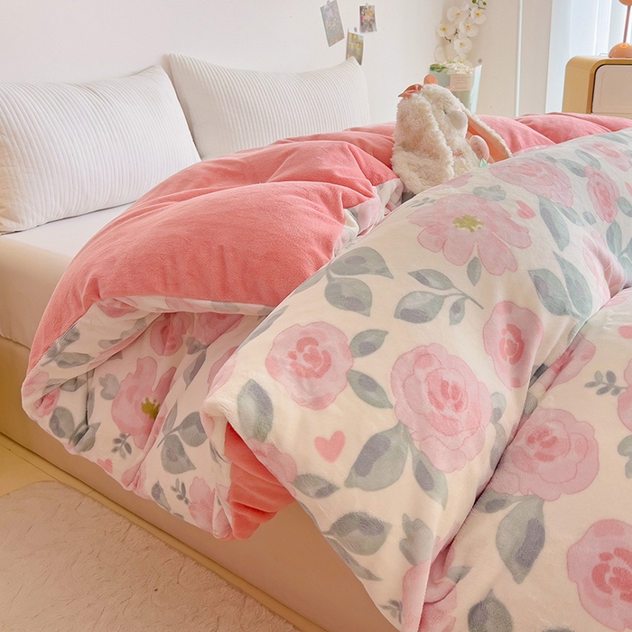 91家纺网 家纺一手货源 找家纺 大柏树 2025新款A类高克重亲肤舒适牛奶绒印花四件套-单被套可定制 朵柔-粉