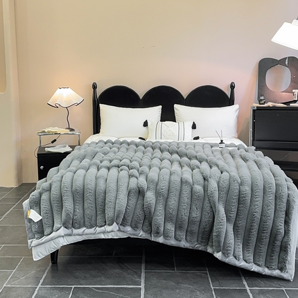 2025新款兔毛绒大抽条复合毛毯柔软亲肤加厚保暖秋冬必备居家盖毯/沙发装饰多用款 浅灰