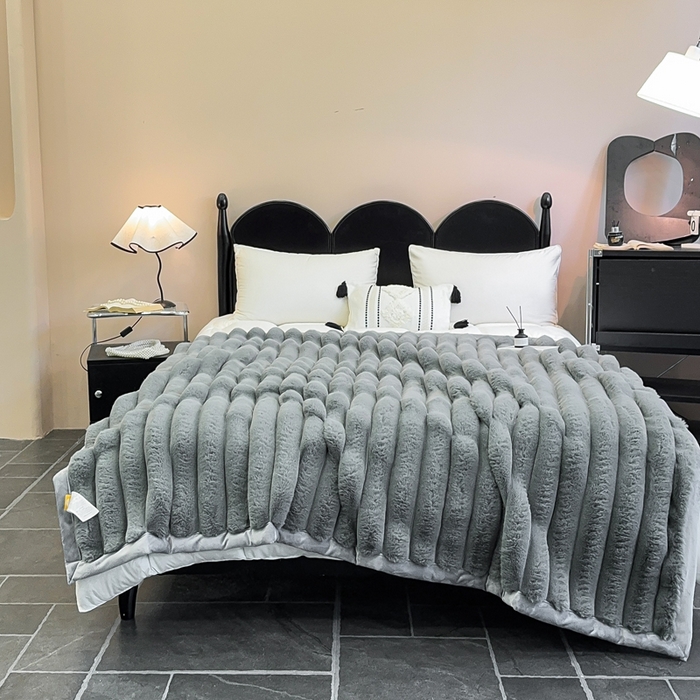 91家纺网 家纺一手货源 找家纺 2025新款兔毛绒大抽条复合毛毯柔软亲肤加厚保暖秋冬必备居家盖毯/沙发装饰多用款 浅灰