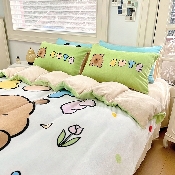 91家纺网 家纺一手货源 找家纺 浩诚 2024新款加厚保暖牛奶绒四件套印花卡通系列 水豚巴拉