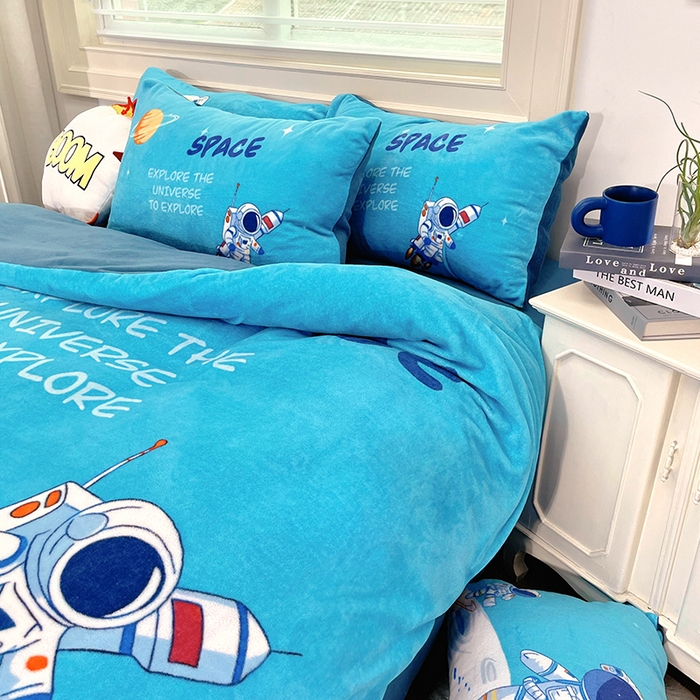 91家纺网 家纺一手货源 找家纺 浩诚 2024新款大版卡通高克重加厚保暖牛奶绒四件套太空人宇航员系列-原创设计 太空遨游