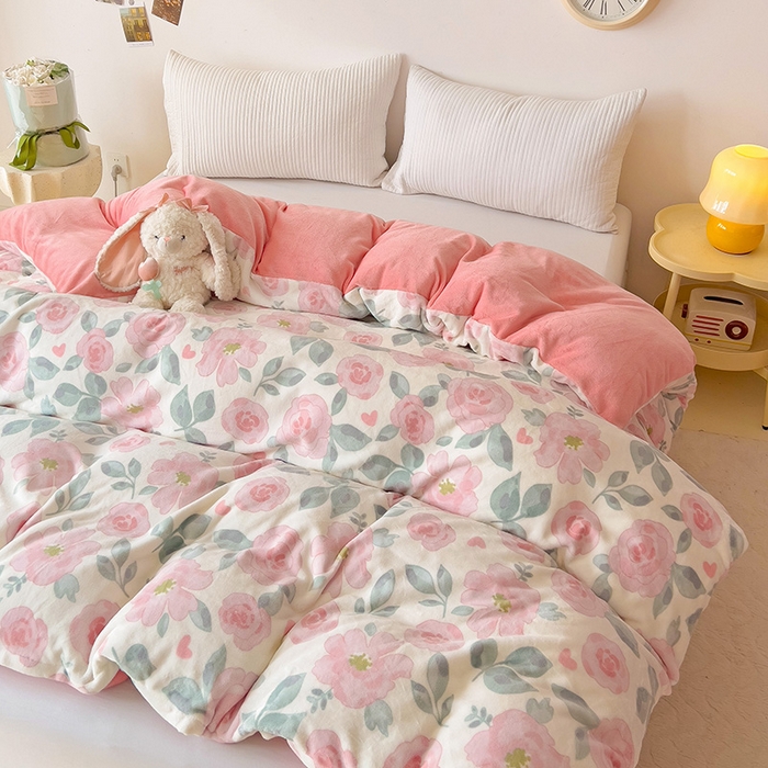 91家纺网 家纺一手货源 找家纺 大柏树 2025新款A类高克重亲肤舒适牛奶绒印花四件套-单被套可定制 朵柔-粉