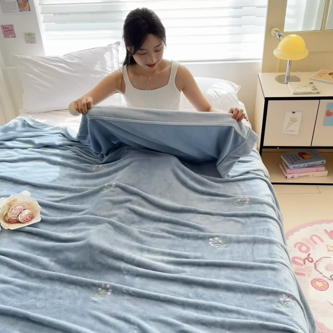 91家纺网 家纺一手货源 找家纺 慕尚 2025新款简约双面牛奶绒刺绣多功能盖毯-郁金香 可爱花-蓝