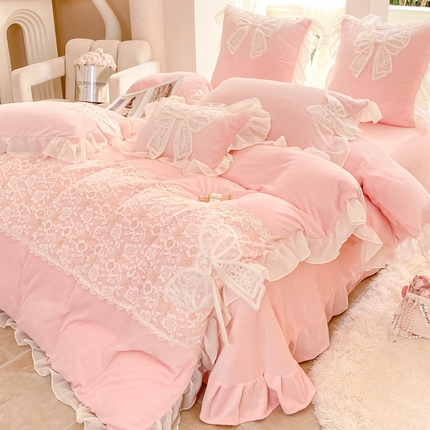 91家纺网 家纺一手货源 找家纺 2025新款立体蝴蝶结公主风牛奶绒蕾丝花边四件套-艾拉系列 艾拉-粉玉