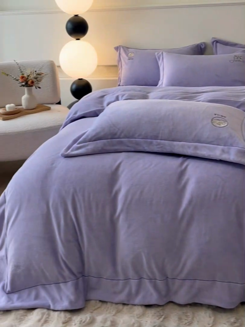 91家纺网 家纺一手货源 找家纺 新方向 2025新款全消光A类刺绣牛奶绒四件套-伊菲 伊菲-莫奈紫