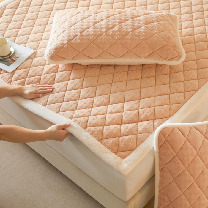 91家纺网 家纺一手货源 找家纺 （总）鑫钰 2024新款宝宝绒牛奶绒烂花大豆夹棉床褥床护垫-菱形格