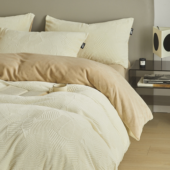 91家纺网 家纺一手货源 找家纺 千朵森 2024新款全消光烂花牛奶绒四件套-梵静系列 风格二 梵静-奶白杏