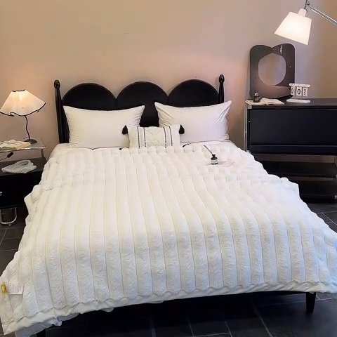 91家纺网 家纺一手货源 找家纺 2025新款兔毛绒大抽条复合毛毯柔软亲肤加厚保暖秋冬必备居家盖毯/沙发装饰多用款 白色