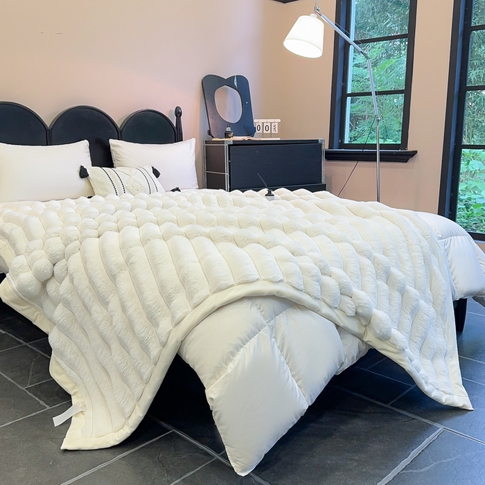 91家纺网 家纺一手货源 找家纺 2025新款兔毛绒大抽条复合毛毯柔软亲肤加厚保暖秋冬必备居家盖毯/沙发装饰多用款 白色