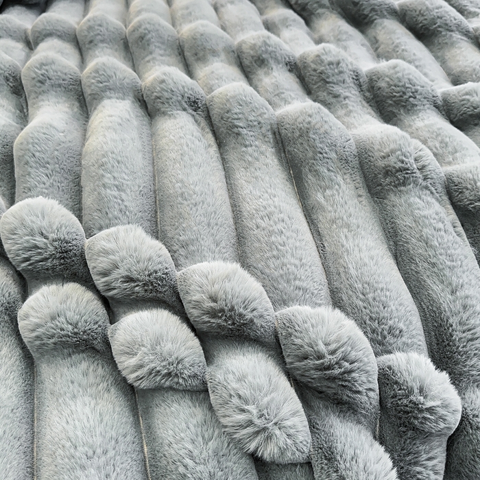 91家纺网 家纺一手货源 找家纺 2025新款兔毛绒大抽条复合毛毯柔软亲肤加厚保暖秋冬必备居家盖毯/沙发装饰多用款 浅灰