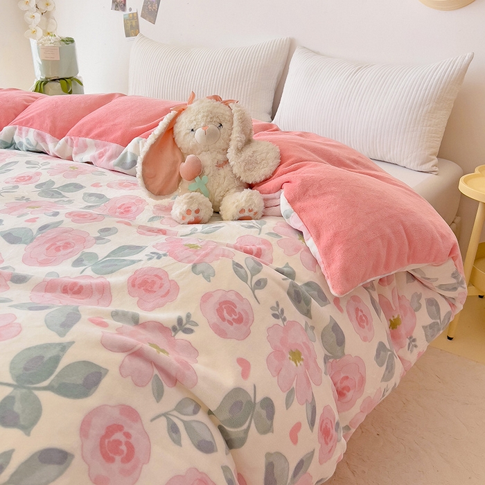 91家纺网 家纺一手货源 找家纺 大柏树 2025新款A类高克重亲肤舒适牛奶绒印花四件套-单被套可定制 朵柔-粉