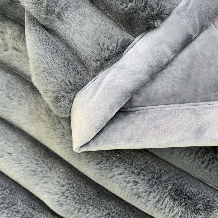 91家纺网 家纺一手货源 找家纺 2025新款兔毛绒大抽条复合毛毯柔软亲肤加厚保暖秋冬必备居家盖毯/沙发装饰多用款 浅灰