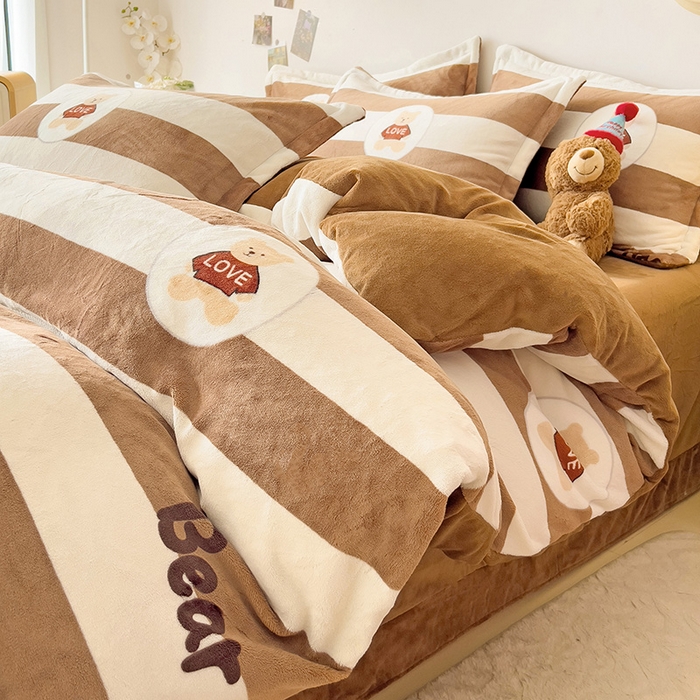 91家纺网 家纺一手货源 找家纺 大柏树 2025新款A类高克重亲肤舒适牛奶绒印花四件套-四件套可定制 布琪小熊-咖