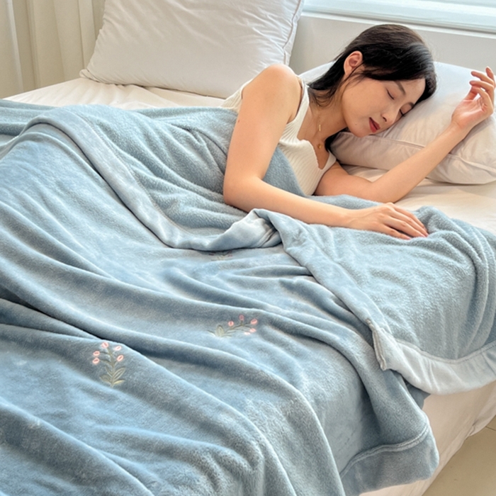 91家纺网 家纺一手货源 找家纺 慕尚 2025新款简约双面牛奶绒刺绣多功能盖毯-郁金香 可爱花-蓝