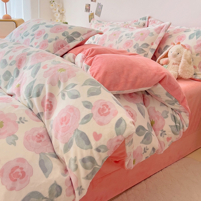 91家纺网 家纺一手货源 找家纺 大柏树 2025新款A类高克重亲肤舒适牛奶绒印花四件套-四件套可定制 朵柔-粉