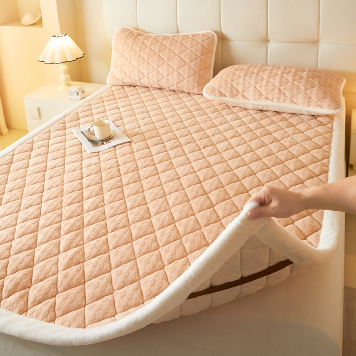 91家纺网 家纺一手货源 找家纺 鑫钰 2024新款宝宝绒牛奶绒烂花大豆夹棉床褥床护垫-菱形格 菱形格-驼色