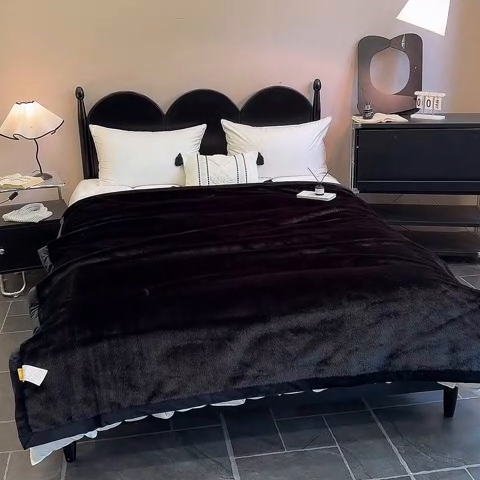 91家纺网 家纺一手货源 找家纺 2025新款纯色仿貂绒双面绒宝宝绒多功能休闲毯子办公室卧室复合毯子 黑色