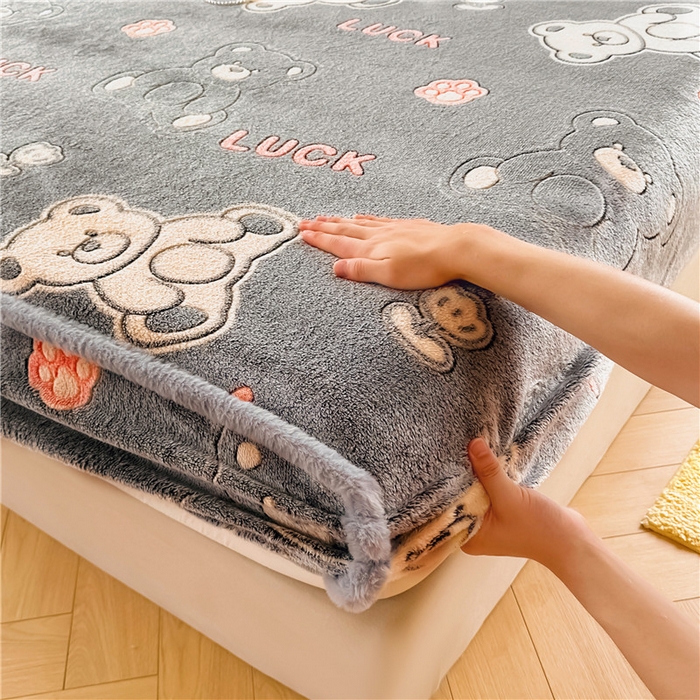 91家纺网 家纺一手货源 找家纺 喜居 喜居 2024新款雪花绒床笠印花牛奶绒床笠三件套单床笠 幸运小熊