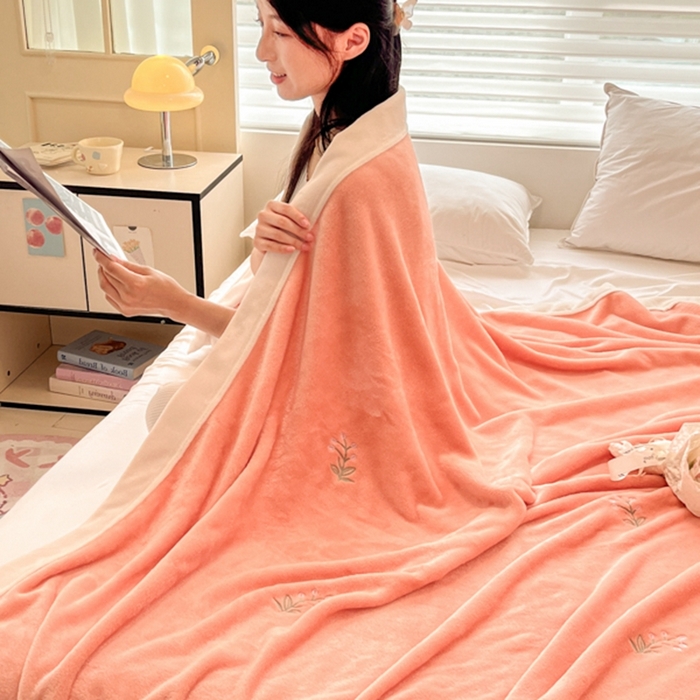 91家纺网 家纺一手货源 找家纺 慕尚 2025新款简约双面牛奶绒刺绣多功能盖毯-郁金香 可爱花-橘