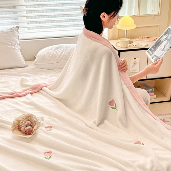 91家纺网 家纺一手货源 找家纺 （总）慕尚 2025新款简约双面牛奶绒刺绣多功能盖毯-郁金香