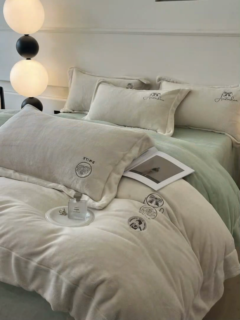 91家纺网 家纺一手货源 找家纺 新方向 2025新款全消光A类刺绣牛奶绒四件套-伊菲 伊菲-奶油白