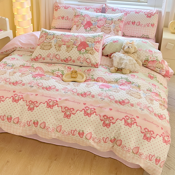 91家纺网 家纺一手货源 找家纺 拾物记 2024新款A类12868全棉喷气印花四件套 小熊草莓派