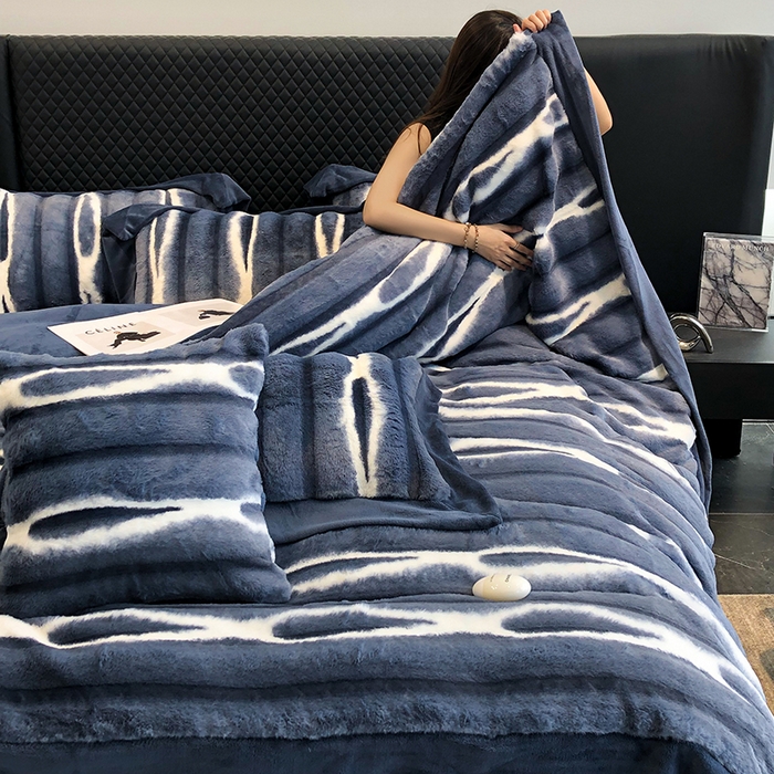 91家纺网 家纺一手货源 找家纺 若未家居 LOVEWE HOUSE 2025秋冬皮草套件A版500克丹麦貂B版240克全消光牛奶绒高端四件套巴洛克  巴克洛布鲁蓝