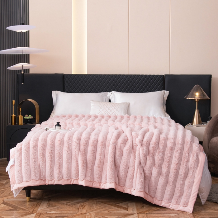 91家纺网 家纺一手货源 找家纺 2025新款兔毛绒大抽条复合毛毯柔软亲肤加厚保暖秋冬必备居家盖毯/沙发装饰多用款 粉色