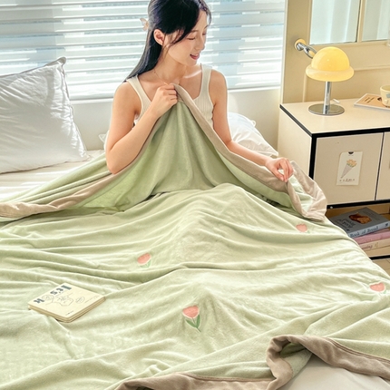 91家纺网 家纺一手货源 找家纺 （总）慕尚 2025新款简约双面牛奶绒刺绣多功能盖毯-郁金香